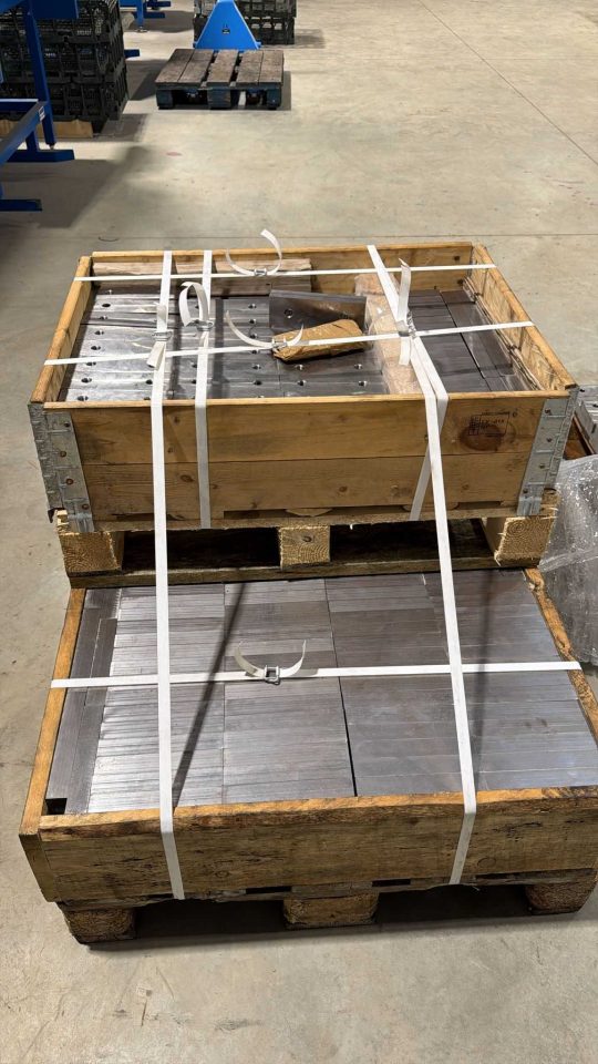 Knives and accessories on a pallet